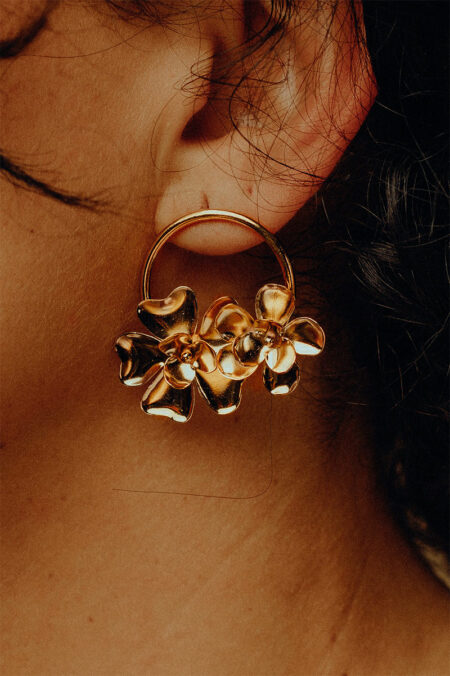 Boucle d’oreille dorée fabriquée artisanalement Les Aubépines Limoges