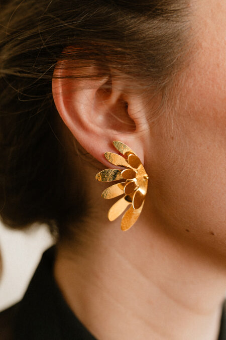 boucles d'oreilles en forme d'ailes fabriquées main par Agnès Nicot, bijoutière Les Aubépines.