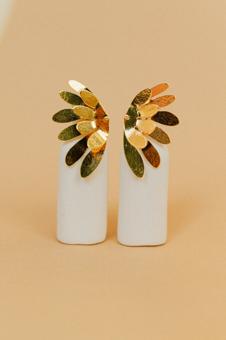 boucles d'oreilles en forme d'ailes fabriquées main par Agnès Nicot, bijoutière Les Aubépines.