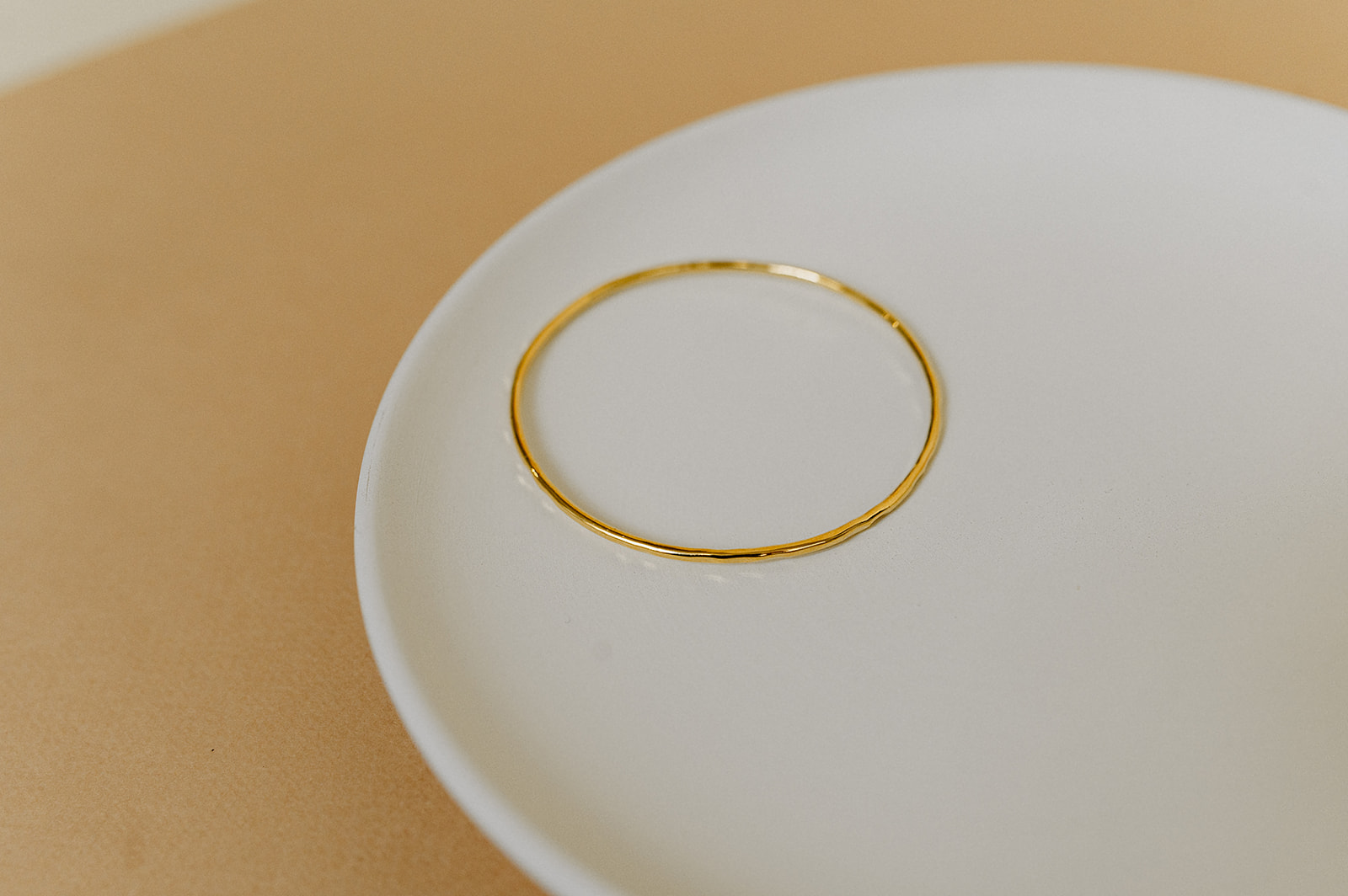 bracelet jonc fin légèrement martelé. Bijou fait main Les Aubépines Limoges