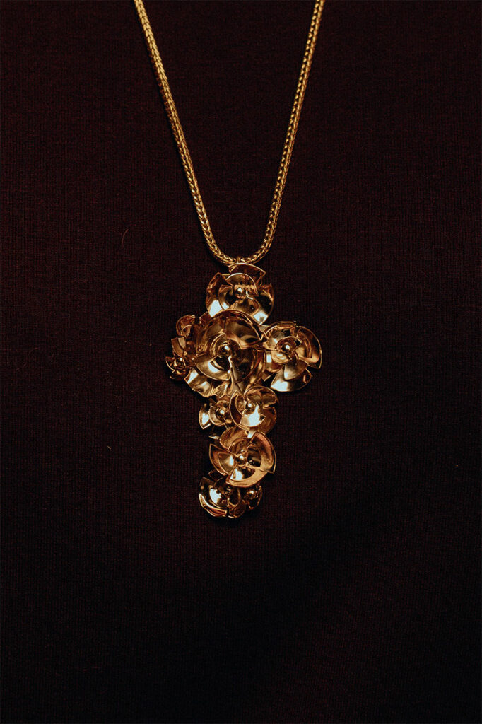 Collier Pendentif Croix En Résine Doré, Rose Et Vert - Longueur 70 Cm - Occasion - Bijou Fantaisie
