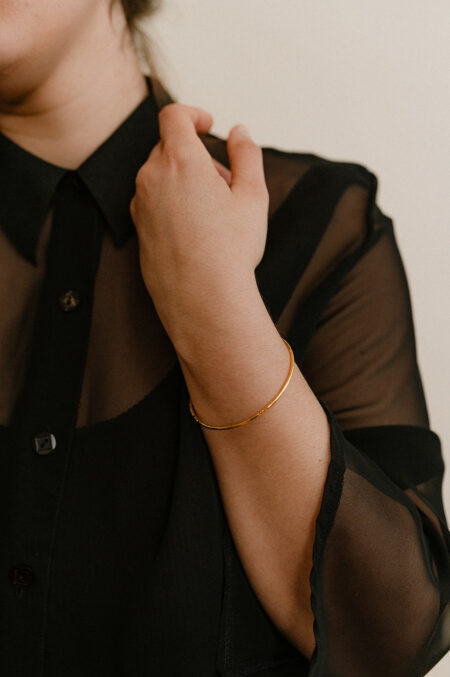 bracelet jonc fin légèrement martelé. Bijou fait main Les Aubépines Limoges