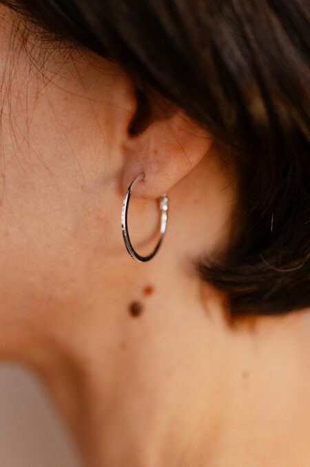 créoles dorées texturées et délicatement travaillées à la main. Bijou de créateur Les Aubépines Limoges