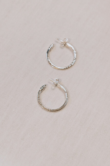 créoles argentées texturées et délicatement travaillées à la main. Bijou de créateur Les Aubépines Limoges