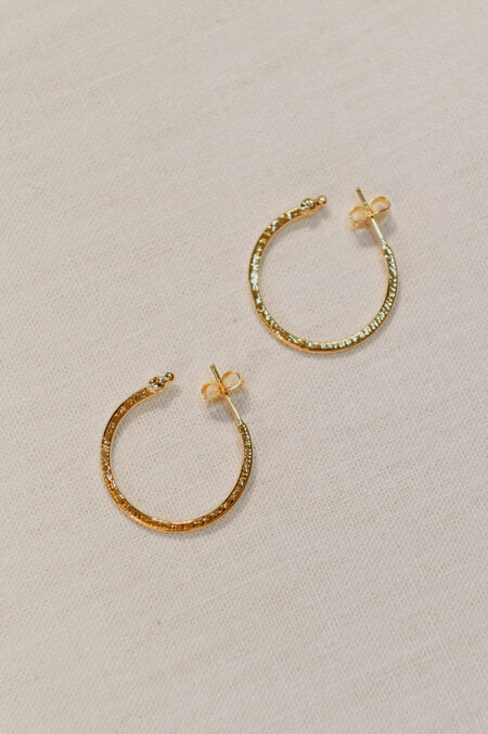 créoles dorées texturées et délicatement travaillées à la main. Bijou de créateur Les Aubépines Limoges