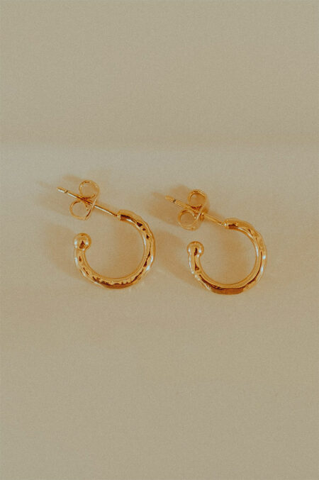 petites créoles or irrégulières, bijou artisanal fabriqué à Limoges Les Aubépines