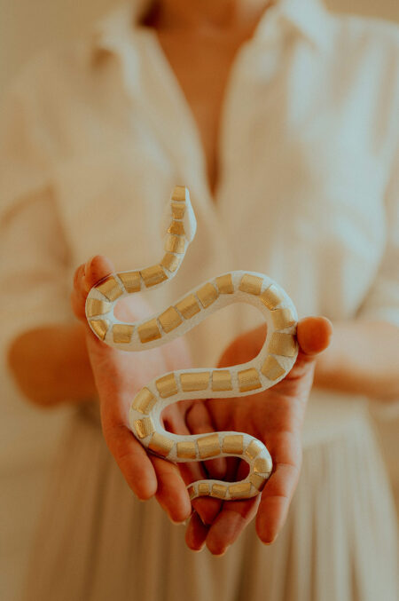 œuvre d'art en porcelaine de Limoges, sculpture serpent Les Aubépines