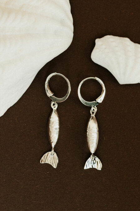 boucles d'oreilles argentées en forme de poisson fabriquées main par la créatrice de Les Aubépines à Limoges