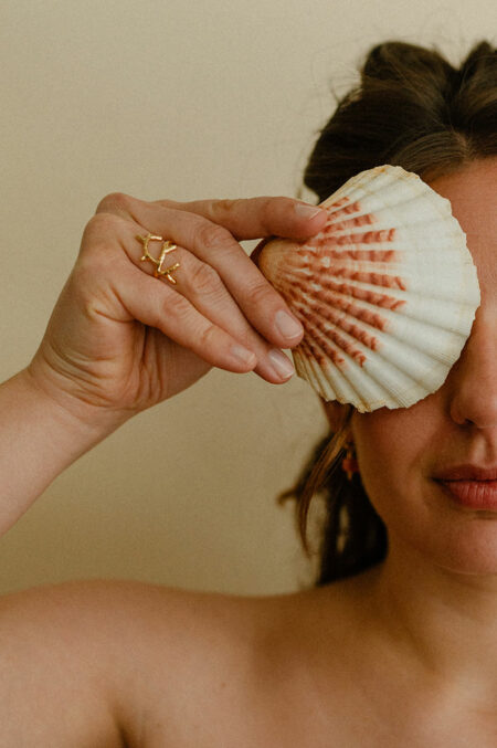 Bague réglable dorée en forme de corail, élégante et originale. Fabriquée main par la jeune créatrice Les Aubépines à Limoges