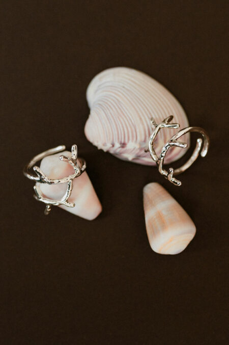 Bague argentée en forme de corail, élégante et originale. Fabriquée main par la jeune créatrice Les Aubépines à Limoges