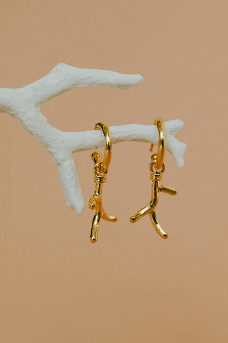 Petites boucles d'oreilles avec corail dorée. Pièce unique faite main à Limoges. Bijou de créateur Les Aubépines.