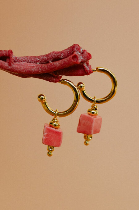 Petites créoles martelées et perle en porcelaine de fabrication artisanale. Les Aubépines, création de bijoux pièces uniques et petites séries à Limoges.