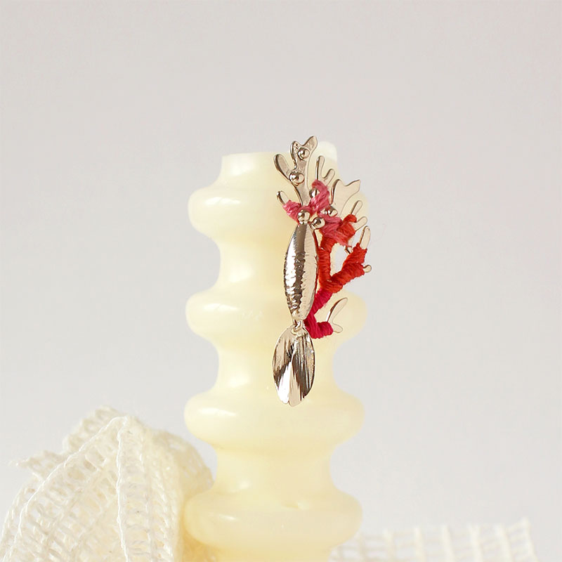 bijou brodé de la collab Symbiose entre deux créatrices de bijoux. Les Aubépines - Limoges