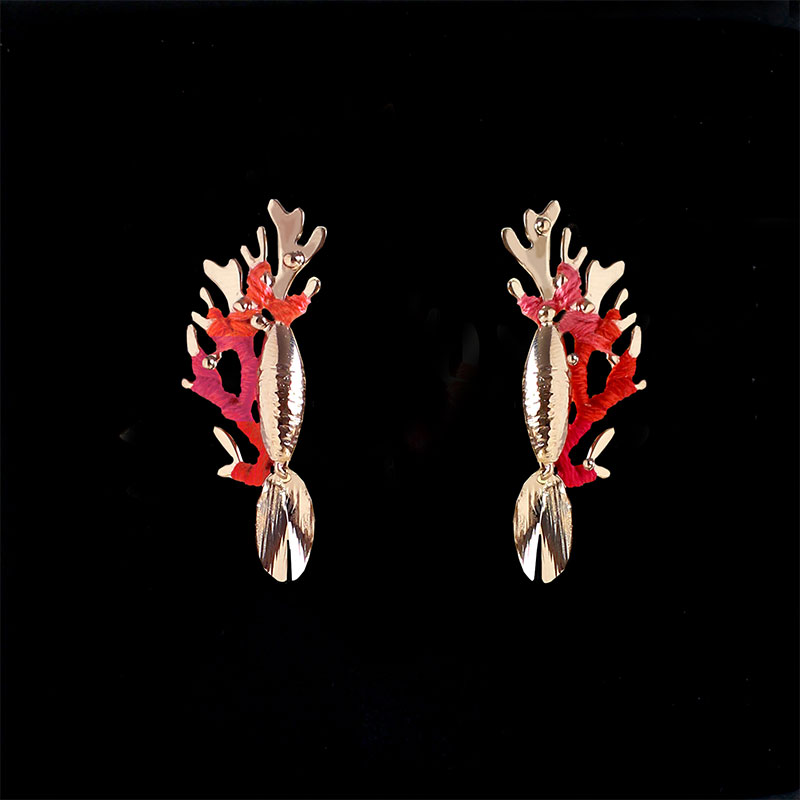 bijou brodé de la collab Symbiose entre deux créatrices de bijoux. Les Aubépines - Limoges