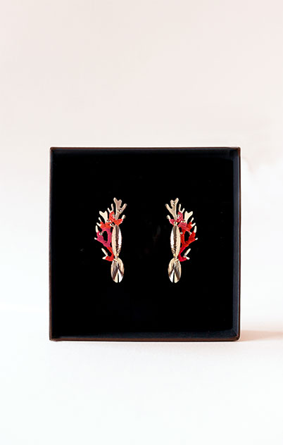 bijou brodé de la collab Symbiose entre deux créatrices de bijoux. Les Aubépines - Limoges