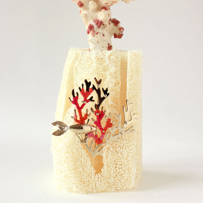 bijou brodé de la collab Symbiose entre deux créatrices de bijoux. Les Aubépines - Limoges