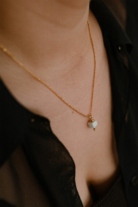 pendentif constitué d'une perle en porcelaine fabriquée main à limoges et montée sur chaîne couleur or. Bijou fabriqué par Agnès Nicot, créatrice de Les Aubépines