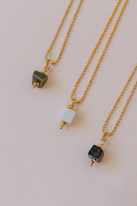 collier pendentif constitué d'une perle en porcelaine fabriquée main à limoges et montée sur chaîne couleur or. Bijou fabriqué par Agnès Nicot, créatrice de Les Aubépines