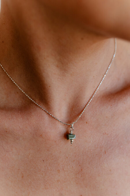 collier pendentif constitué d'une perle en porcelaine fabriquée main à limoges et montée sur chaîne couleur argent. Bijou fabriqué par Agnès Nicot, créatrice de Les Aubépines