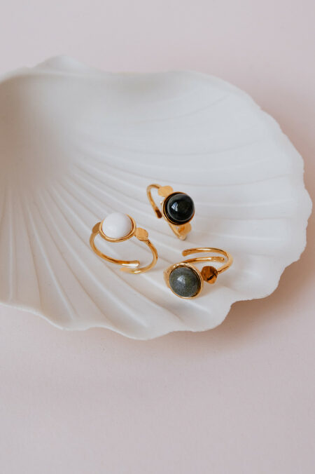 Bagues ajustables dorées avec porcelaine colorée réalisé artisanalement à Limoges par Les Aubépines