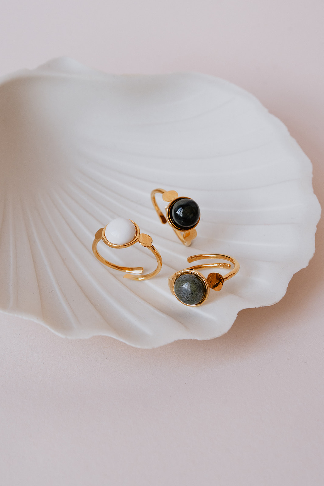 Bagues ajustables dorées avec porcelaine colorée réalisé artisanalement à Limoges par Les Aubépines