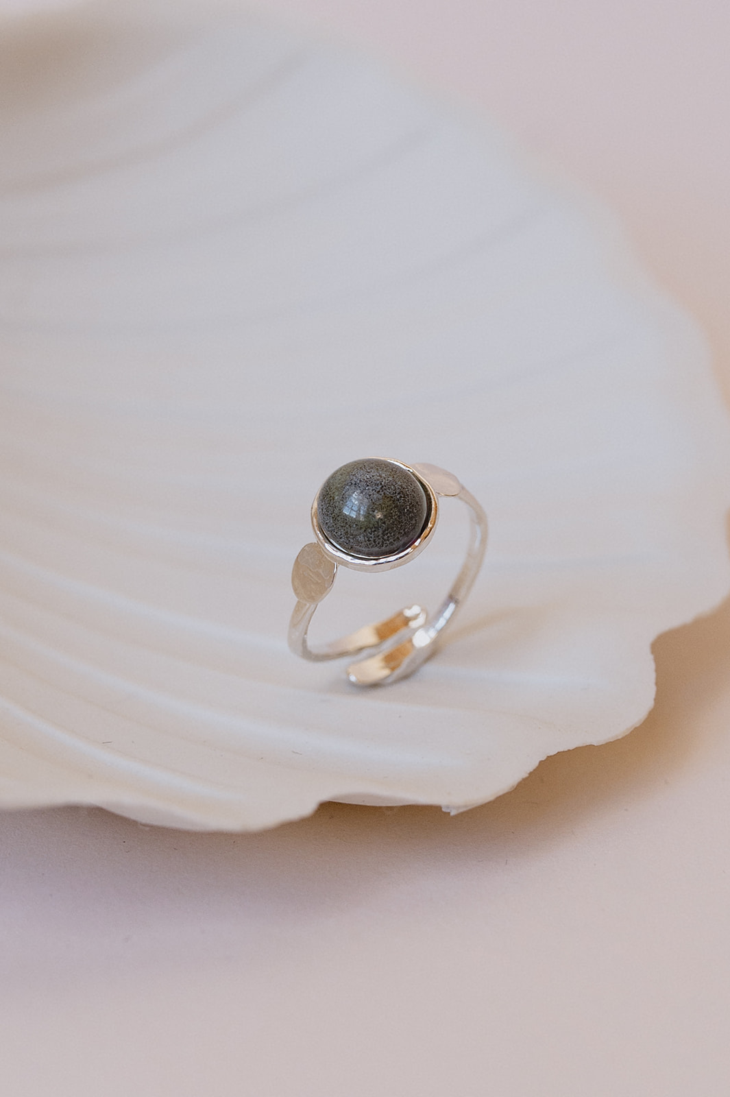 Bagues argentées avec porcelaine colorée réalisé artisanalement à Limoges par Les Aubépines