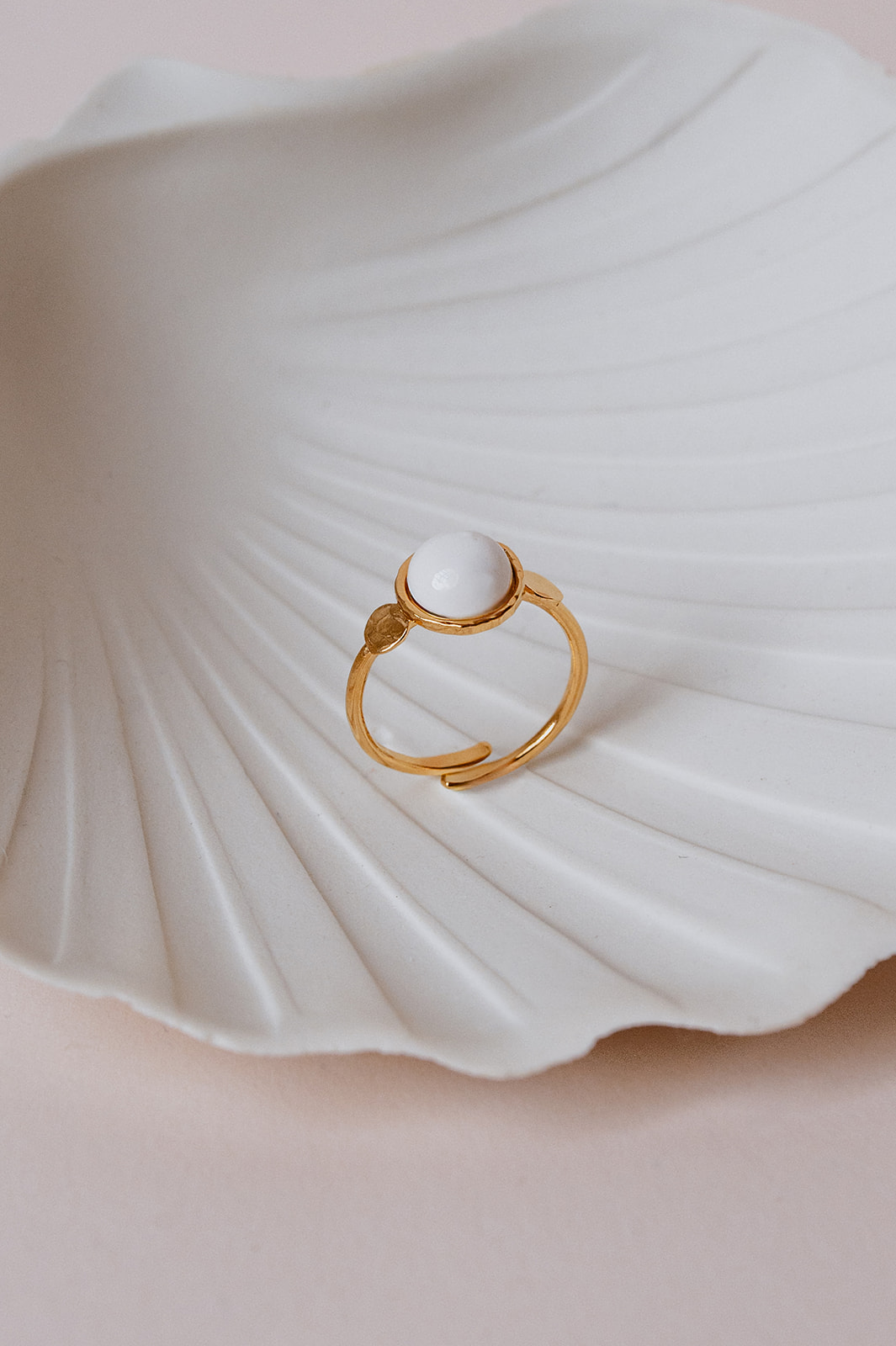 Bague ajustable dorée avec porcelaine blanche réalisée artisanalement à Limoges par Les Aubépines