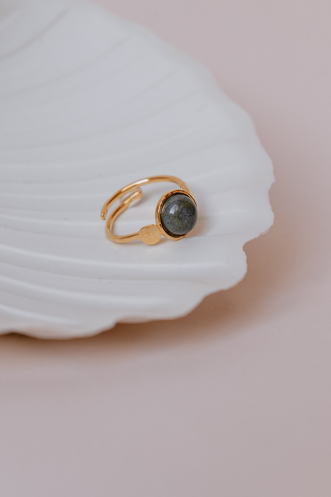 Bague ajustable dorée avec porcelaine verte réalisée artisanalement à Limoges par Les Aubépines