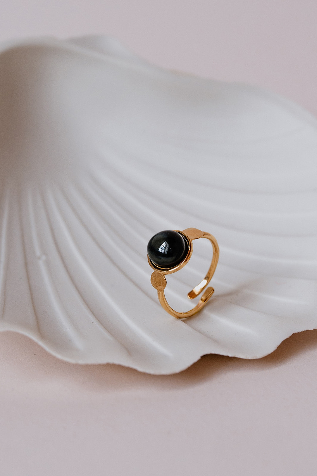 Bague ajustable dorée avec porcelaine bleue réalisée artisanalement à Limoges par Les Aubépines