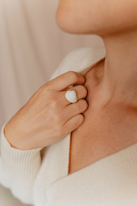 Bague Vénus dorée en fome de coquillage fabriquée artisanalement par Les Aubépines à Limoges