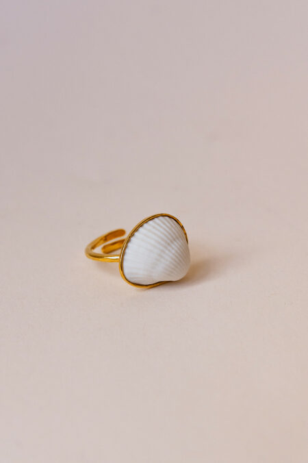 Bague Vénus dorée en fome de coquillage fabriquée artisanalement par Les Aubépines à Limoges