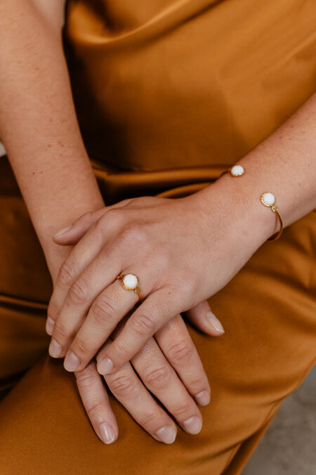Bague ajustable dorée avec porcelaine blanche réalisée artisanalement à Limoges par Les Aubépines photo portée