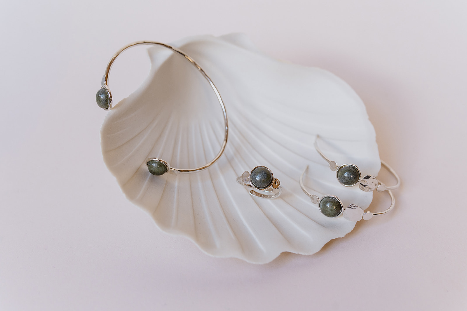 Bijoux argentée avec porcelaine colorée réalisés artisanalement à Limoges par Les Aubépines