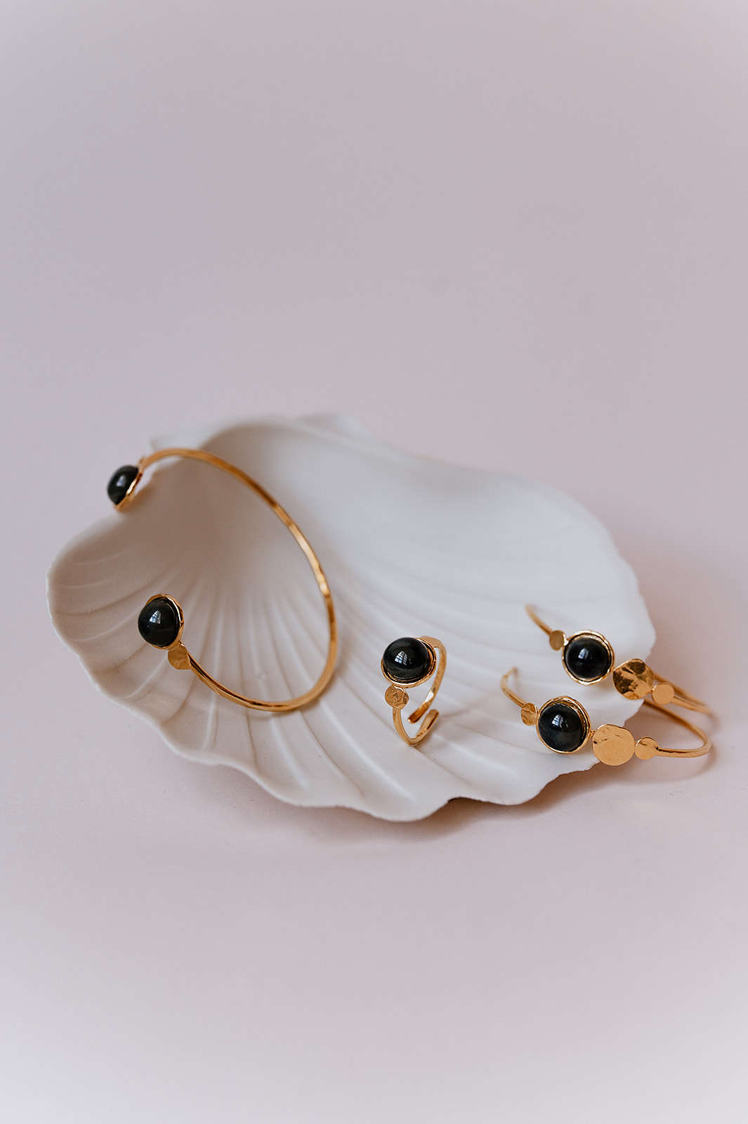 Bijoux dorés avec porcelaine colorée réalisés artisanalement à Limoges par Les Aubépines