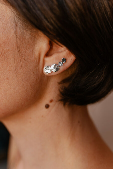Boucles d’oreilles grimpantes Éclats argentées, bijou artisanal Les Aubépines