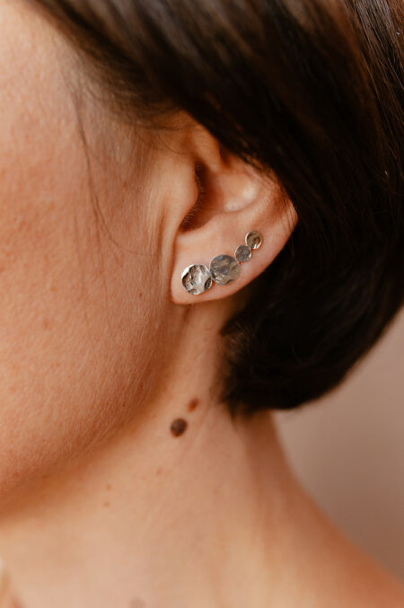 Boucles d’oreilles grimpantes Éclats argentées, bijou artisanal Les Aubépines