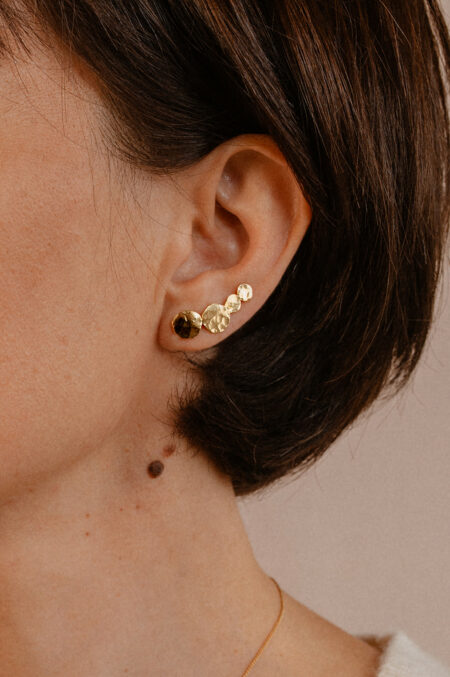 Boucles d’oreilles grimpantes Éclats martelées, bijou artisanal Les Aubépines