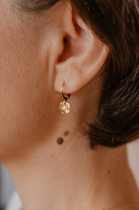 Boucle d’oreille créole de créateur dorée Les Aubépines Limoges