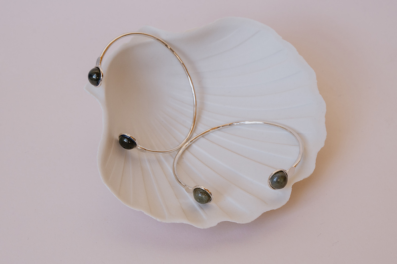 Bracelet jonc argenté et porcelaine fabriqué artisanalement à Limoges Les Aubépines