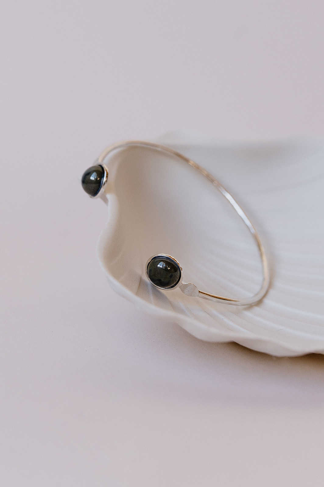 Bracelet jonc argenté et porcelaine fabriqué artisanalement à Limoges Les Aubépines