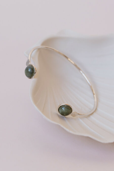 Bracelet jonc argenté et porcelaine fabriqué artisanalement à Limoges Les Aubépines