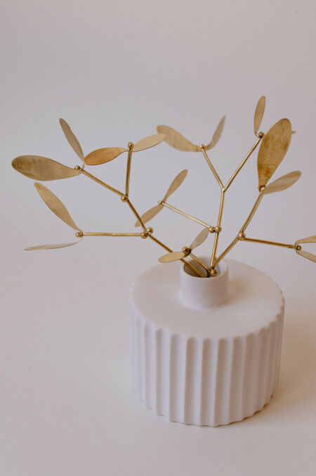 Sculpture végétale d'une branche de gui dorée faite main par Les Aubépines à Limoges