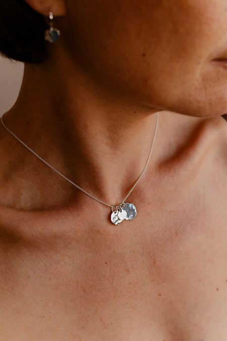 Collier argenté fabriqué artisanalement par la créatrice Agnès Nicot Les Aubépines Limoges