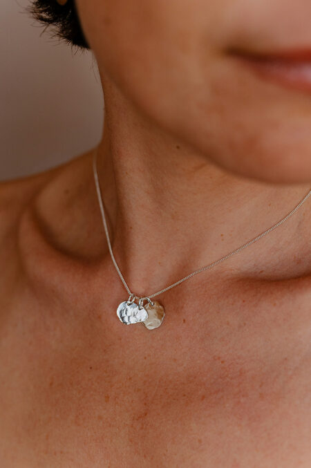 Collier doré fabriqué artisanalement par la créatrice Agnès Nicot Les Aubépines Limoges