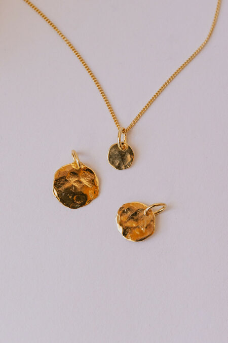 Collier doré fabriqué artisanalement par la créatrice Agnès Nicot Les Aubépines Limoges