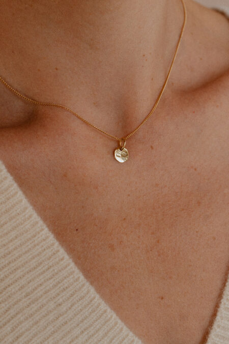 Collier doré fabriqué artisanalement par la créatrice Agnès Nicot Les Aubépines Limoges