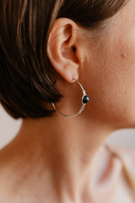 Boucles d'oreilles créoles argentées avec porcelaine réalisées artisanalement à Limoges par Les Aubépines