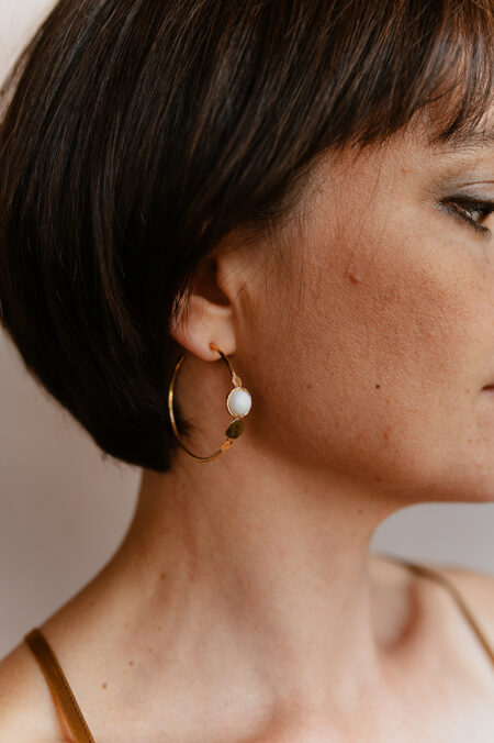 Boucles d'oreilles créoles dorées avec porcelaine blanche réalisées artisanalement à Limoges par Les Aubépines
