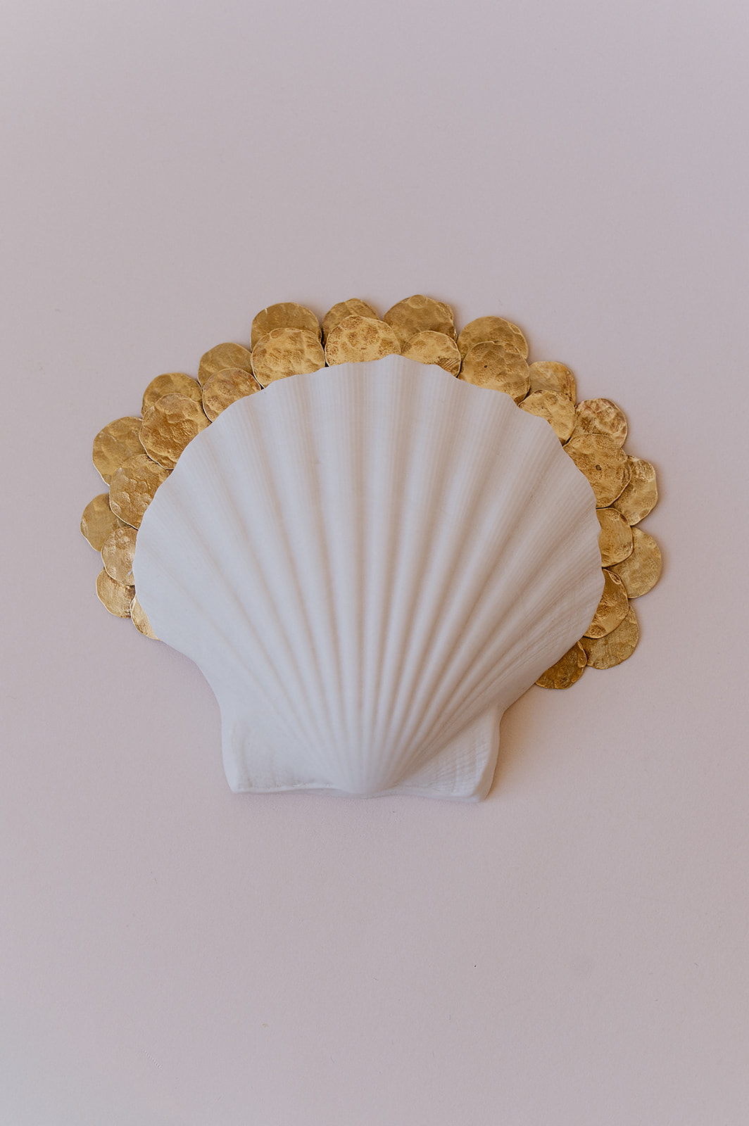 Sculpture porcelaine et laiton d'un coquillage type coquille saint jacques faite à la main par les Aubépines