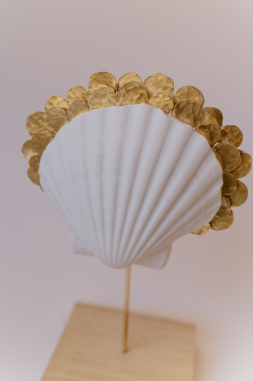 Sculpture porcelaine et laiton d'un coquillage type coquille saint jacques faite à la main par les Aubépines